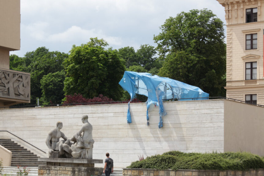 Christoph Meier, Olbram Zoubek, 2011, kombinovaná technika, terasa vedle hotelu Internationall